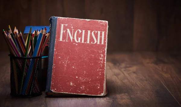 Engels leren concept. boek op een houten tafel — Stockfoto