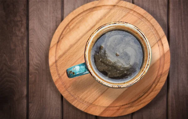 Xícara de café preto no fundo da mesa de madeira — Fotografia de Stock