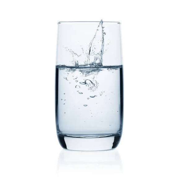 Água de bebida fresca purificada da garrafa em um copo — Fotografia de Stock