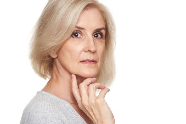 Güzel, yaşlı bir kadının yakın portresi. Beyaz arkaplanda izole