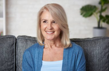 Yaşlı sarışın bayan. Güzel yaşlı kadın dişleriyle gülümsüyor.