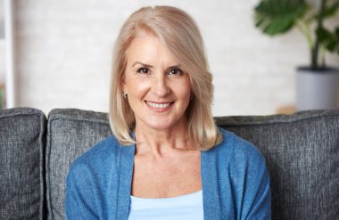 Yaşlı sarışın bayan. Güzel yaşlı kadın dişleriyle gülümsüyor.