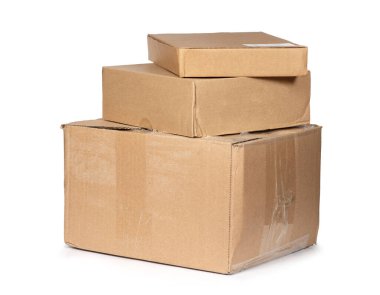 Beyaz arka planda izole edilmiş çevrimiçi alışveriş paketleri. Toptan mal, yığınla paket.