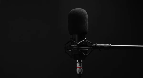 Studio Black Microphone Dark Room Audio Recording — Stock Photo, Image