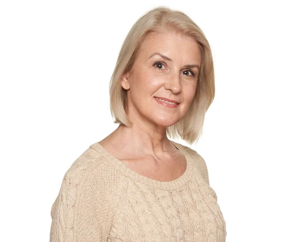 Gülümseyen Güzel Yaşlı Kadın Portresini Yakından Çek Beyazda Izole Edilmiş — Stok fotoğraf