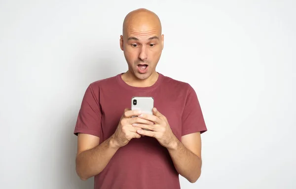 Homme Chauve Choqué Lit Des Nouvelles Incroyables Sur Son Smartphone — Photo