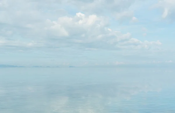 海の上のもや パステルカラーの曇天 — ストック写真