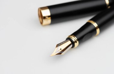 Beyaz kağıtta eski dolma kalem.