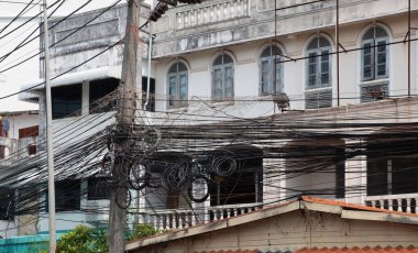 Sokakta bir yığın karışık elektrik kablosu. Tayland