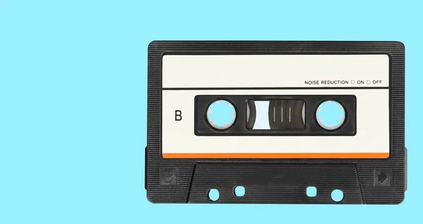 青い背景にレトロなオーディオテープカセット トップビュー 古い技術コンセプト — ストック写真