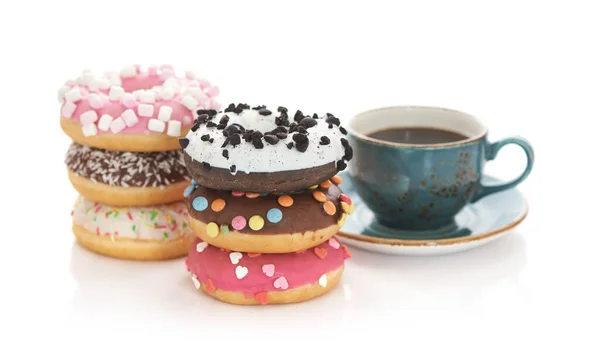 Mehrere Krapfen Und Eine Tasse Schwarzen Kaffee Auf Weißem Hintergrund — Stockfoto