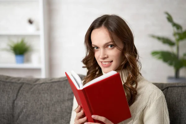 Mooie Brunette Vrouw Het Lezen Van Een Boek Thuis — Stockfoto