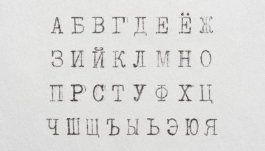Eski Rus alfabesi. Beyaz kağıt üzerinde daktilodan klasik yazı tipi