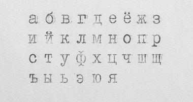 Eski Rus alfabesi. Beyaz kağıt üzerinde daktilodan klasik yazı tipi