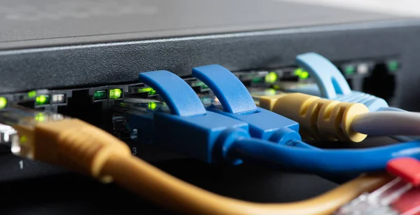 Ethernet Kablar Som Anslutna Till Nätverksswitch Närbild — Stockfoto