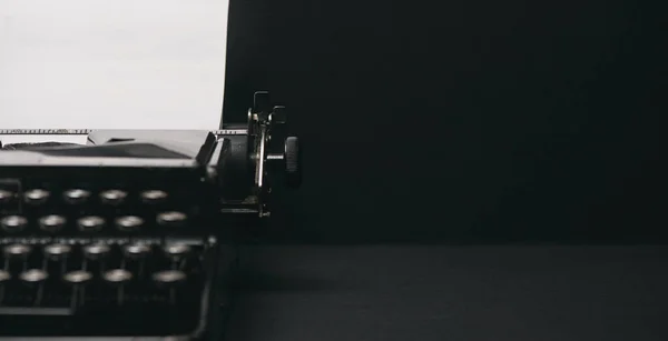 Machine Écrire Avec Feuille Papier Sur Fond Noir — Photo