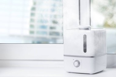 İş sırasında hava nemlendirici kuru havayı nemlendirir.