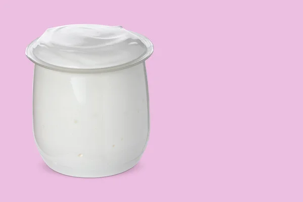 Plastkopp Med Välsmakande Yoghurt Isolerad Med Klippbana — Stockfoto