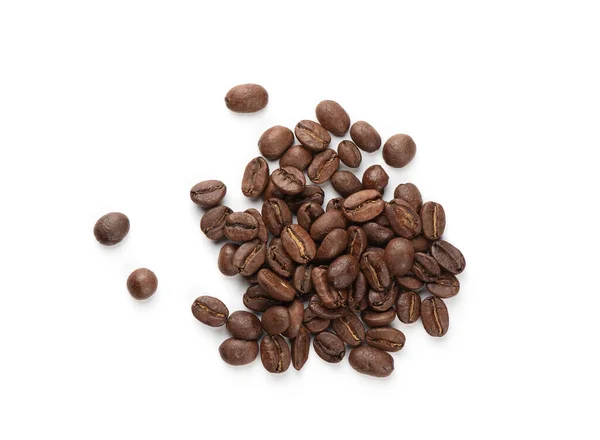 Oogsten Van Gebrande Koffiebonen Geïsoleerd Wit Bovenaanzicht — Stockfoto