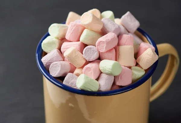 Heap Marshmallows Coloridos Uma Caneca Esmaltada — Fotografia de Stock
