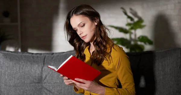 Bella Giovane Donna Sta Leggendo Libro Casa — Foto Stock