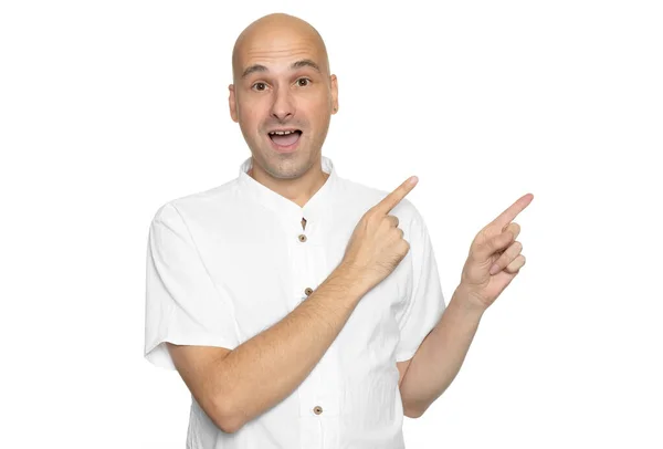 Retrato Hombre Calvo Feliz Con Camisa Blanca Apuntando Con Los —  Fotos de Stock