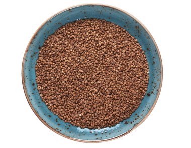 Beyaz arka planda izole edilmiş bir tabakta pişmemiş karabuğday. Üst görünüm