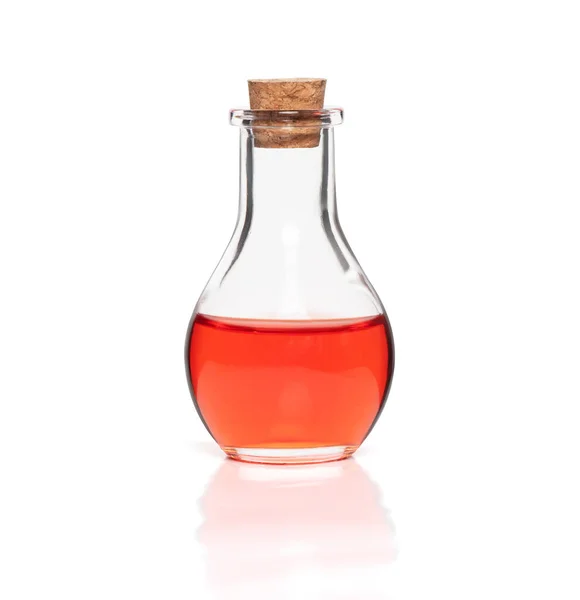 Красная Жидкость Стеклянной Бутылке Изолированный Белом Обрезкой Пути — стоковое фото