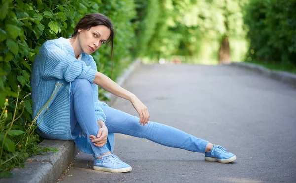 Mooi Meisje Draagt Blauwe Jeans Sneakers Gebreide Trui Buitenportret Van — Stockfoto