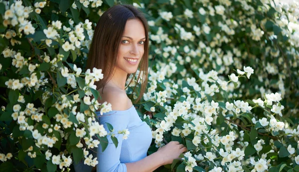 Outdoor Portret Van Jong Mooi Meisje Poseren Een Park Stad — Stockfoto