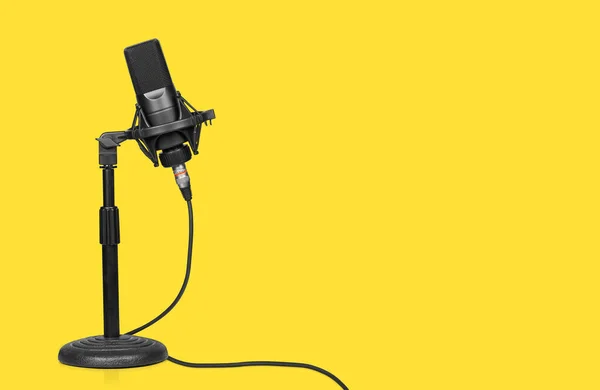 Professionelles Mikrofon Auf Einem Tischständer Vor Gelbem Hintergrund — Stockfoto