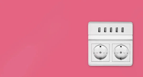 Witte Stopcontact Een Roze Wand Met Kopieerruimte — Stockfoto