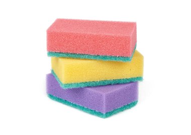 Beyaz arkaplanda izole edilmiş bulaşık yıkama süngeri.