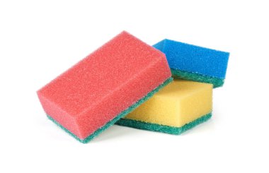 Beyaz arkaplanda izole edilmiş bulaşıklar için süngerler