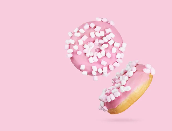 Twee Donuts Met Marshmallow Geïsoleerd Roze Achtergrond — Stockfoto