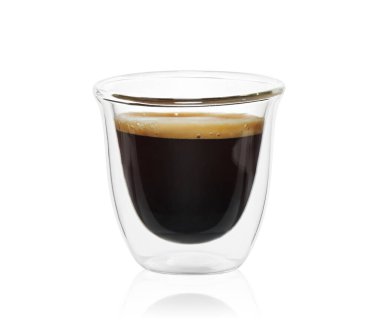 Beyaz arka planda izole edilmiş espresso kahveli saydam çift cam bardak.