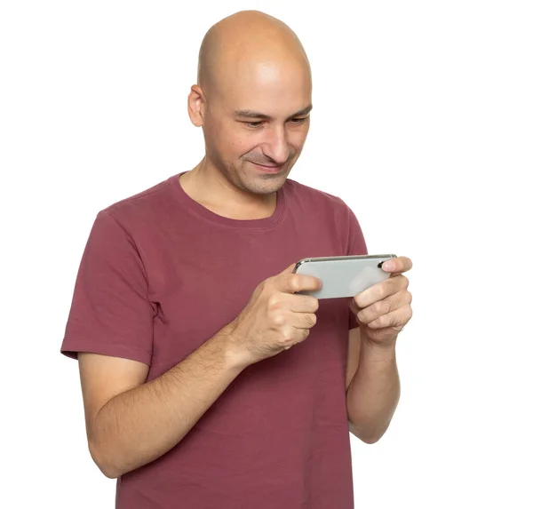 Akıllı Telefonlu Yaşında Kel Bir Adam Beyazda Izole Edilmiş — Stok fotoğraf
