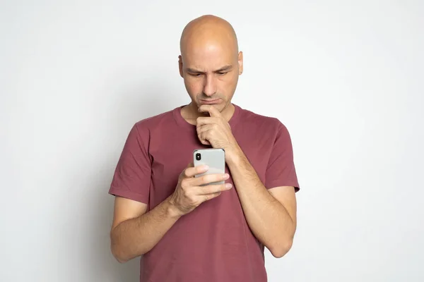 Hombre Calvo Años Está Leyendo Noticias Teléfono Inteligente Aislado Blanco —  Fotos de Stock