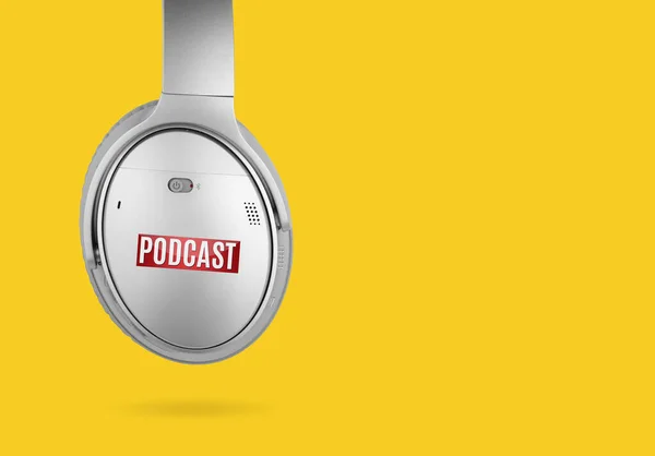 Moderne Kopfhörer Mit Podcast Symbol Isoliert Auf Gelbem Hintergrund — Stockfoto