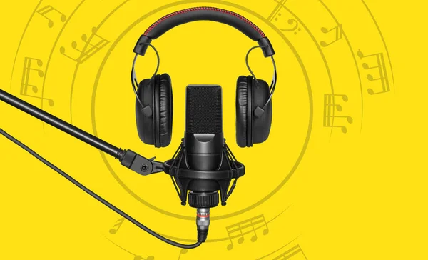 Μικρόφωνο Και Ακουστικά Κίτρινο Φόντο — Φωτογραφία Αρχείου
