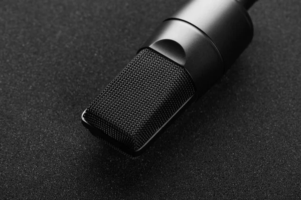 Moderne Professionele Microfoon Een Zwarte Achtergrond — Stockfoto