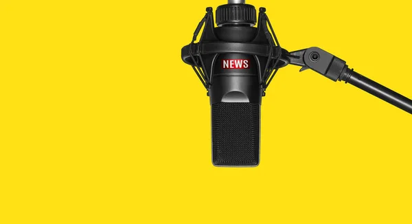 Mediejournalisten Microphone Cut Out Gul Bakgrund Mic Isolerad — Stockfoto