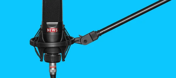 Mediejournalisten Microphone Cut Out Blå Bakgrund Mic Isolerad — Stockfoto