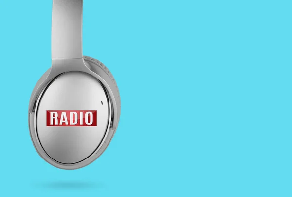 Сучасні Навушники Піктограмою Радіо Ізольовані Синьому Фоні — стокове фото