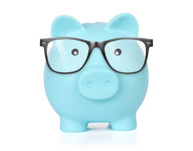 Gözlüklü domuz kumbarası beyaz arka planda izole edilmiş.