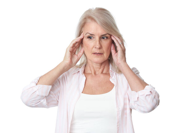 Пенсионерка-блондинка на белом фоне
