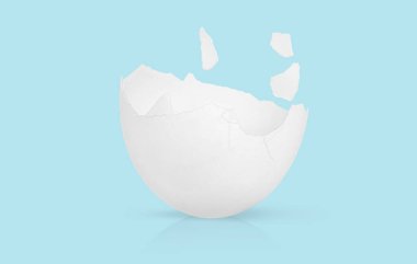 Kırık yumurta kabuğu mavi arkaplanda izole edildi