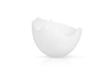 Kırık tavuk yumurtası kabuğu beyaz arka planda izole edilmiş ve kırpma yolu var.