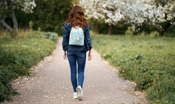 Back View Pretty Girl Brown Curly Hair Park — Stock Photo, Image