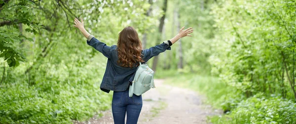 Rückenansicht Einer Frau Mit Erhobenen Armen Rucksack Und Jeanskleidung Park — Stockfoto